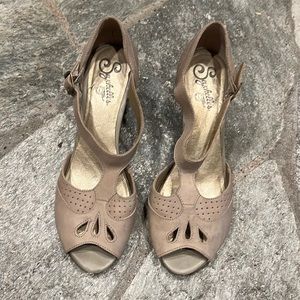 Seychelles t-bar ivory/cream heels vintage inspired size 9